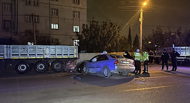 Park halindeki tıra çarpan otomobildeki 2 kişi öldü