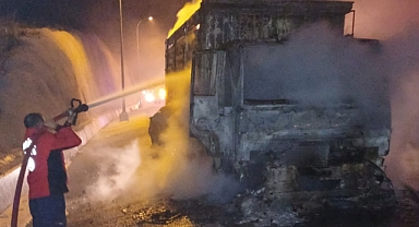 Seyir halindeki kamyonda yangın çıktı