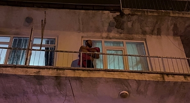2 aylık bebeğine cam parçasıyla zarar vermek isteyen kişiyi polisler vazgeçirdi