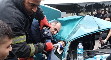 Aydınlatma direğine çarpan otomobildeki 2 kişi yaralandı
