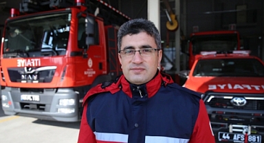 Depremde 500'den fazla kişiyi enkazdan çıkaran itfaiyeciler can kurtarmaya devam ediyor