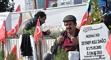 Depremde kaybettiği gelini ve torunlarının mezarında teselli arıyor