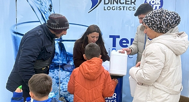 Depremden etkilenen şehirlere temiz içme suyu sağlıyorlar
