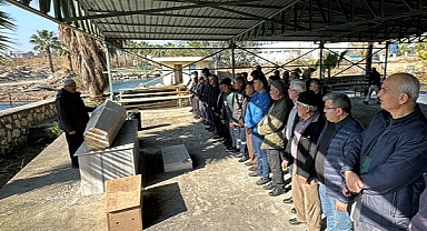 Hatay'da öldürülen anne ile 2 çocuğunun cenazeleri toprağa verildi