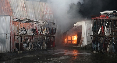 Hatay'da oto yedek parça işletmesinde çıkan yangın söndürüldü