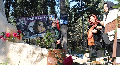Özgecan Aslan ölümünün 9. yılında Mersin'deki mezarı başında anıldı