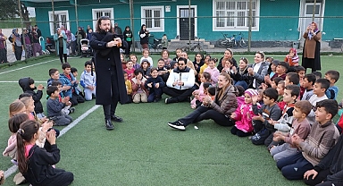 Ünlüler depremzedelere moral için konteyner kentleri ziyaret etti