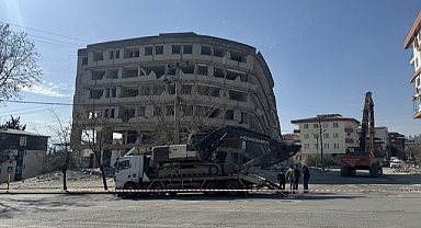 Ağır hasarlı binaların yıkımı sürüyor