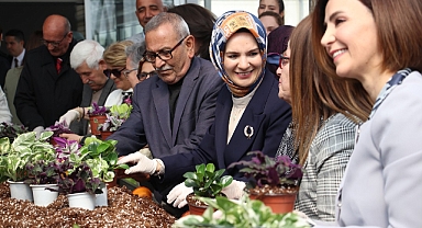 Bakan Göktaş, huzurevi sakinleriyle çiçek dikti