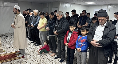 Deprem bölgesindeki illerde ilk teravih namazı kılındı