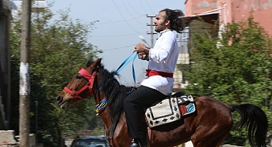 Hatay'da bir seçmen oy kullanmaya atla gitti