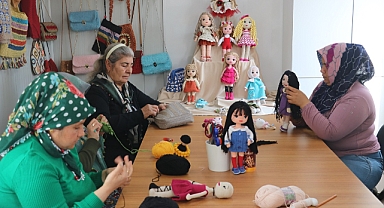 Hatay'da konteyner kente açılan atölye, kadınları meslekle tanıştırıyor