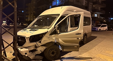 Hatay’da otomobille minibüsün çarpışması sonucu 4 kişi yaralandı