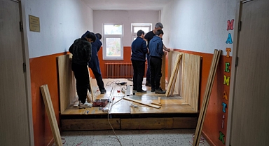 Öğrenciler atık malzemelerden tiyatro sahnesi yaptı