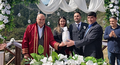 Polis çift, nikah masasına üniformalarıyla oturdu