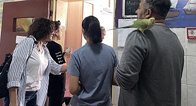 Seçmen oy kullanmaya papağanıyla gitti