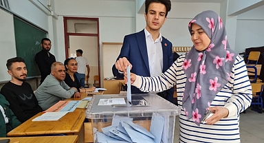 Türkiye'nin en genç belediye başkan adayı oyunu kullandı