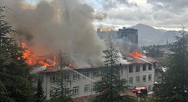 Atıl durumdaki okulun çatısında çıkan yangında hasar oluştu