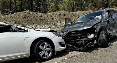 Aynı noktadaki 2 ayrı trafik kazasında 10 kişi yaralandı