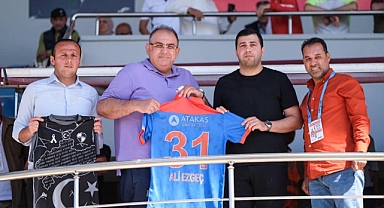 Başkan Bolat'tan Turuncu Mavili Forma Hediye