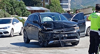 Çarpışan İki Otomobilin Sürücüleri Yaralandı