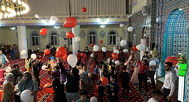 Çocuklar Ramazanın Maneviyatını Camideki Etkinliklerle Öğreniyor