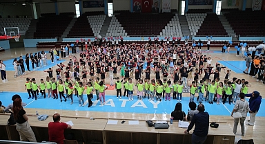 Depremden etkilenen Hatay'da çocuklar, moral bulacakları 23 Nisan'a hazırlanıyor