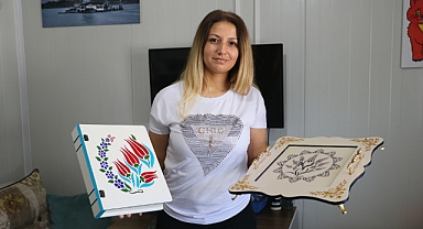 Depremzede Kadınlar Ahşaba Renk Vererek Kazanç Sağlıyor