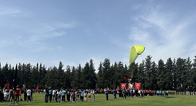 Etkinlik alanına inmek isteyen yamaç paraşütçüsü ağaca takıldı