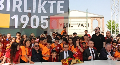 GS Başkanı Özbek, Çocuklar Ve Esnafla Bir Araya Geldi