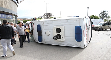Hafif ticari araç ile ambulansın çarpıştığı kazada sürücüler yaralandı