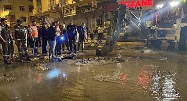 İskenderun'da altyapı çalışması sırasında su borusu patladı