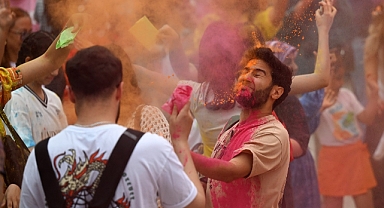 Portakal Çiçeği Karnavalı'nın ziyaretçileri, renkli boyalarla eğlendi