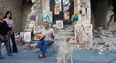 YIKINTILARIN ÜZERİNDE DÜNYA SANAT GÜNÜNÜ KUTLADILAR