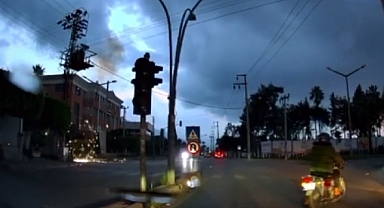 Yıldırımın İsabet Ettiği Trafoda Yaşanan Patlama Kamerada