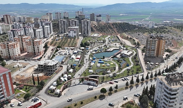 20 bin afetzedeye barınma imkanı sunan park ve bahçelerde depremin izleri siliniyor