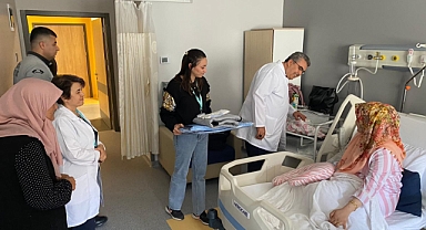 Başhekim Sönmez, Yeni Doğan Bebeklere Hediyeler Verdi