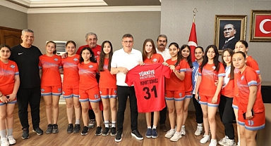 BAŞKAN DÖNMEZ, HENTBOLCULARI AĞIRLADI