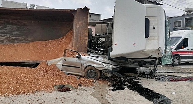 Hafriyat Kamyonu Otomobilin Üzerine Devrildi