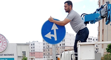 HBB, İl Genelinde Trafik Levhalarını Yeniliyor