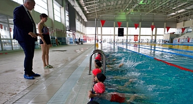 Köy çocukları olimpik havuzda yüzme öğreniyor