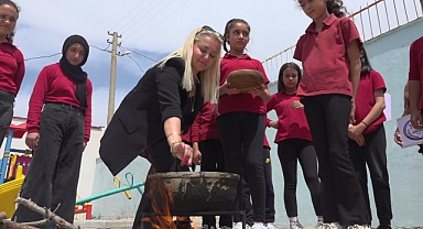Lavanta ve sirkeden ürettikleri doğal temizleyiciyle okulları temizleniyor