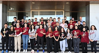 Rektör Eren, Sporculara Kupalarını Takdim Etti