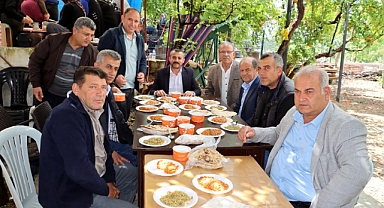 SEÇİMİ KAZANAN MUHTAR YEMEK VERDİ