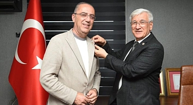 Yeloğlu, Yapar’a Birliğin Rozetini Taktı