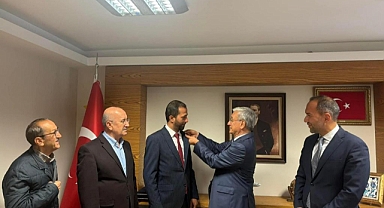 Yeloğlu, Yeni Üyelere Rozet Taktı