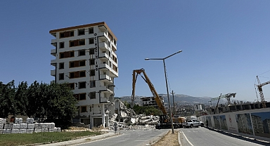 Ağır hasarlı binaların yıkımı sürüyor