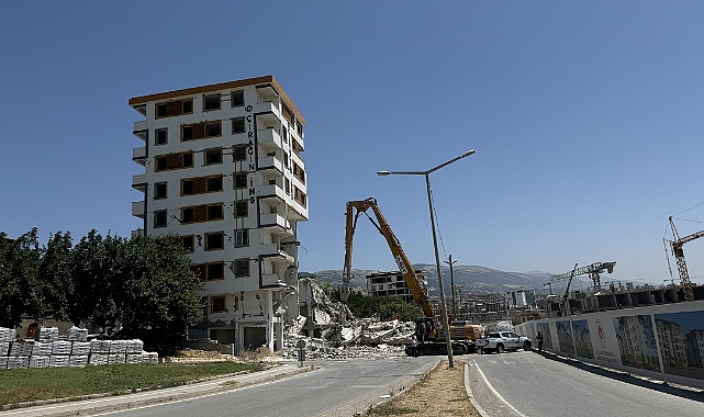 Ağır hasarlı binaların yıkımı sürüyor