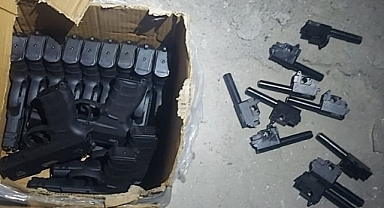 Bir evde ruhsatsız 13 tabanca ve 35 silah parçası ele geçirildi