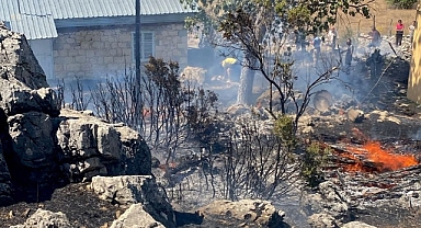 Çalılıktan eve sıçrayan yangın söndürüldü